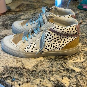 NWOT Shu shop tennis shoes size 8.